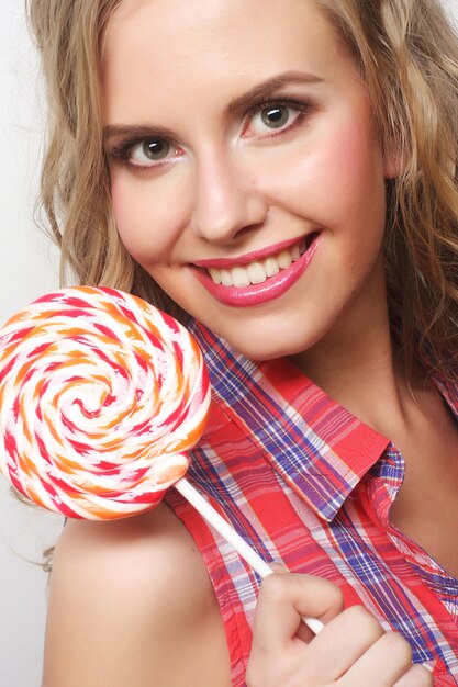 Foto bonita jovencita con lolipop