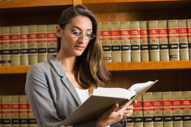 Bonita lectura de abogado en la biblioteca de derecho