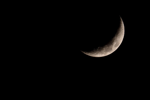 Foto bonita media luna mística sobre fondo de cielo nocturno oscuro