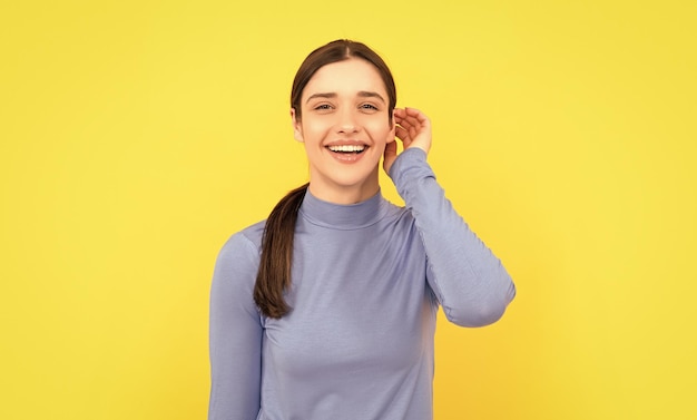 Bonita mirada de joven cara retrato de dama sobre fondo amarillo expresa emociones positivas