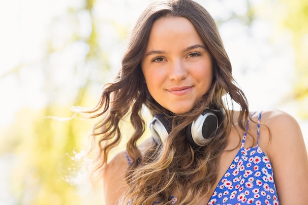 Bonita morena con auriculares en un día soleado