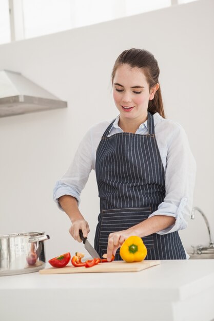 Bonita morena cocinando una comida saludable