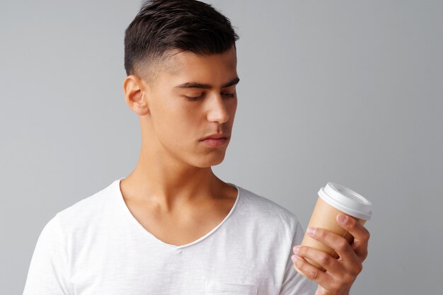 Bonita morena joven sosteniendo una taza de café