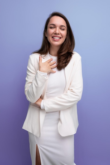 Bonita morena joven con vestido y chaqueta