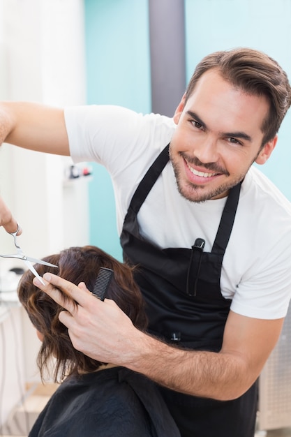 Bonita morena recibiendo su corte de pelo