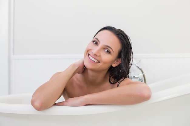 Bonita morena tomando un baño