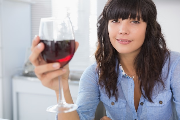 Bonita morena con vaso de vino tinto