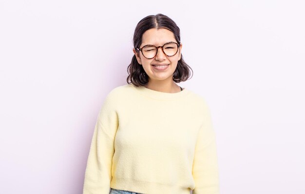 Bonita mujer adolescente que se ve feliz y amigable sonriendo y guiñándote un ojo con una actitud positiva