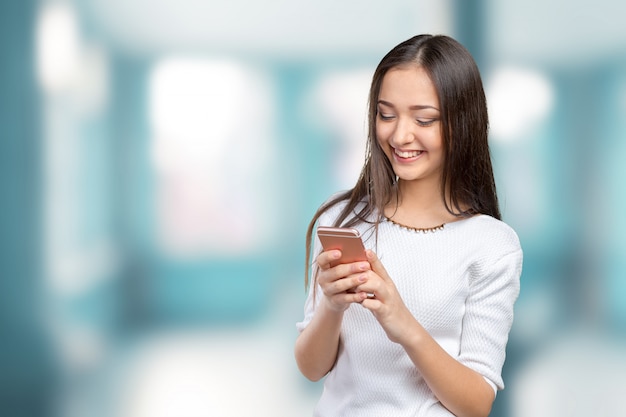 Bonita mujer adolescente con smartphone