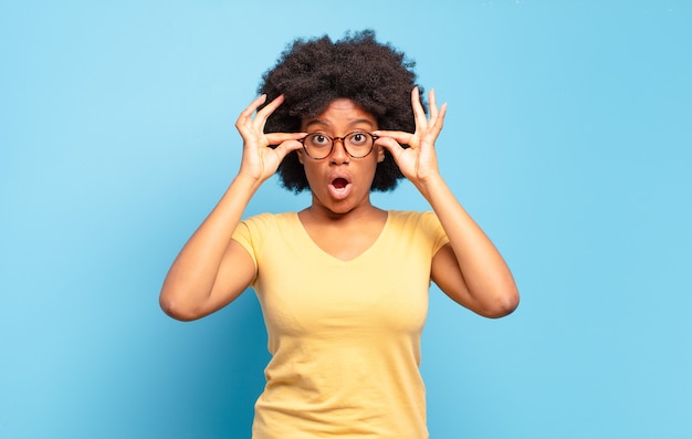 Bonita mujer afroamericana contra la pared aislada