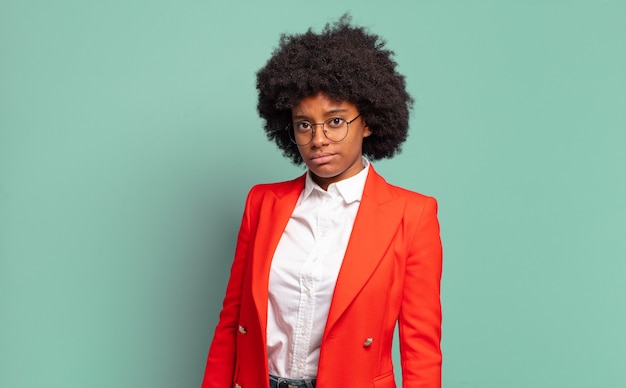 Bonita mujer afroamericana contra la pared aislada