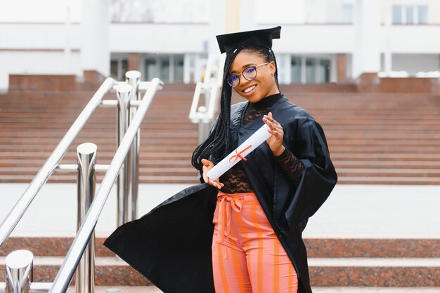 Una bonita mujer afroamericana graduada