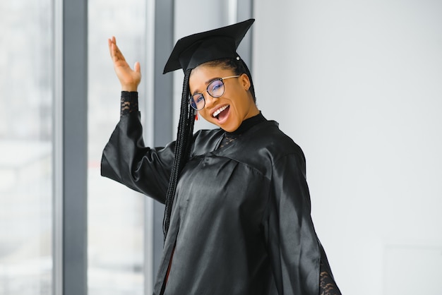 Una bonita mujer afroamericana graduada