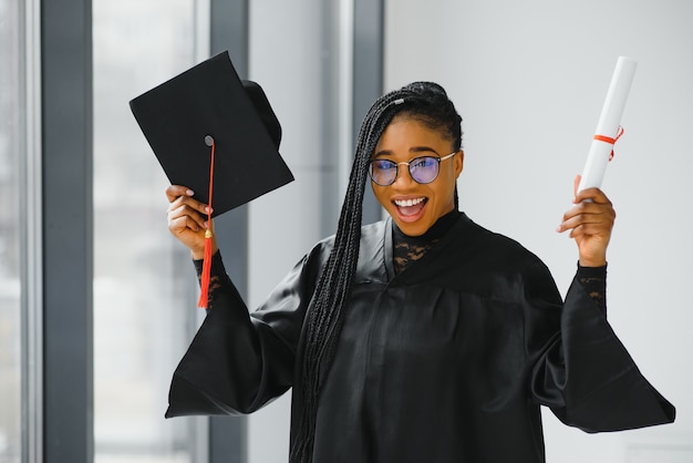 Una bonita mujer afroamericana graduada