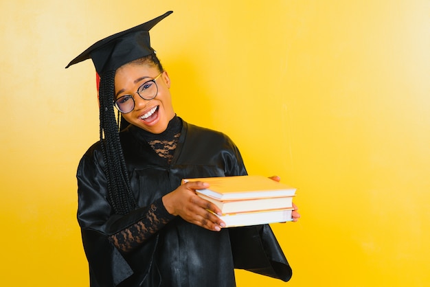 Una bonita mujer afroamericana graduada