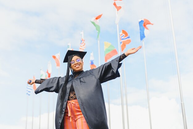 Una bonita mujer afroamericana graduada