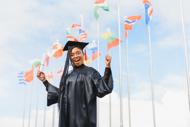 Una bonita mujer afroamericana graduada