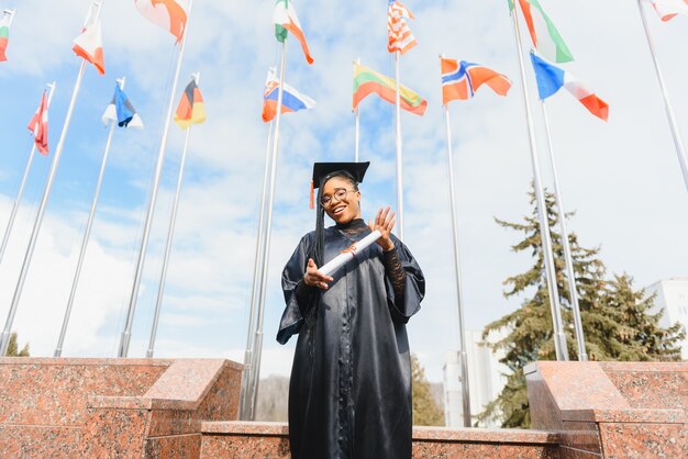 Una bonita mujer afroamericana graduada