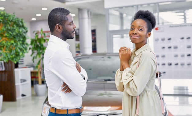 Bonita mujer afroamericana le pide a su marido que le compre un coche