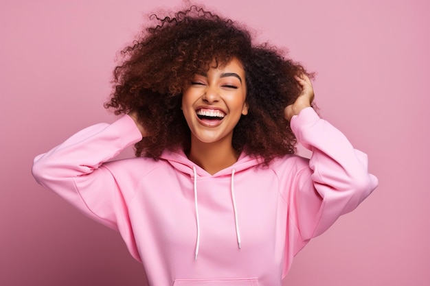 Bonita mujer afroamericana con ropa deportiva haciendo algunos movimientos de baile divertidos