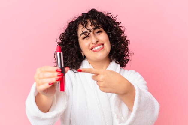 Bonita mujer árabe con albornoz y pintalabios