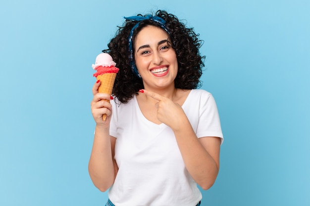 Bonita mujer árabe con helado