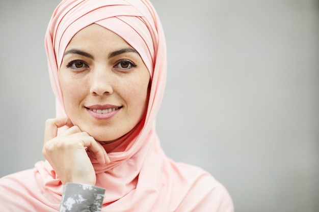 Bonita mujer árabe en velo