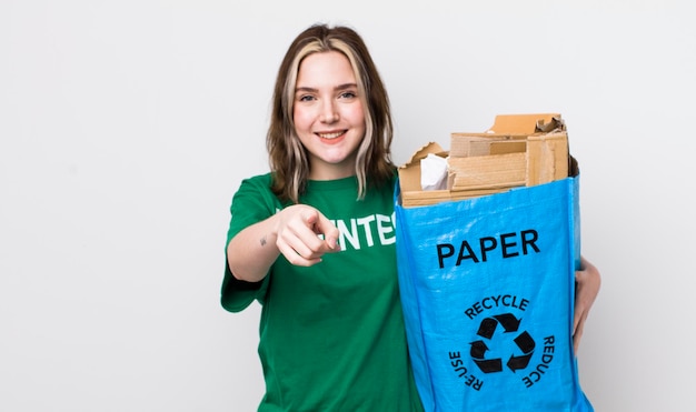 Bonita mujer caucásica apuntando a la cámara eligiendo tu concepto de ecología