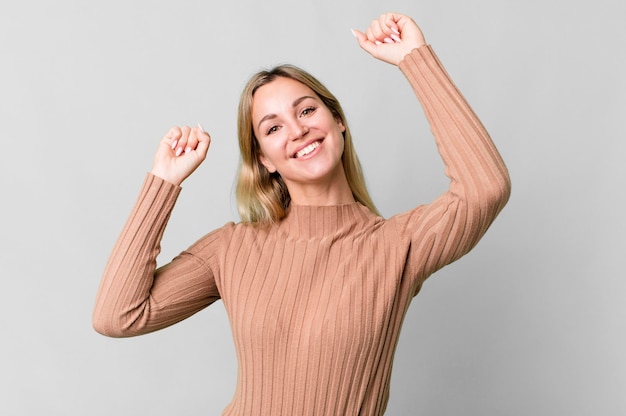 Bonita mujer caucásica rubia con un espacio de copia al lado