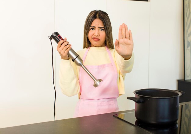 Bonita mujer chef latina cocinando en casa