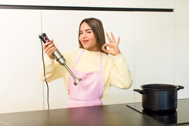 Bonita mujer chef latina cocinando en casa