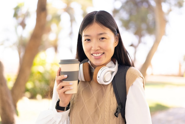 Bonita mujer china al aire libre con expresión feliz