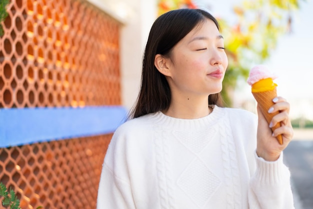 Bonita mujer china al aire libre