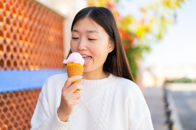 Bonita mujer china al aire libre