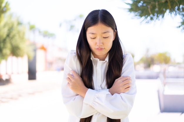 Bonita mujer china en la congelación al aire libre