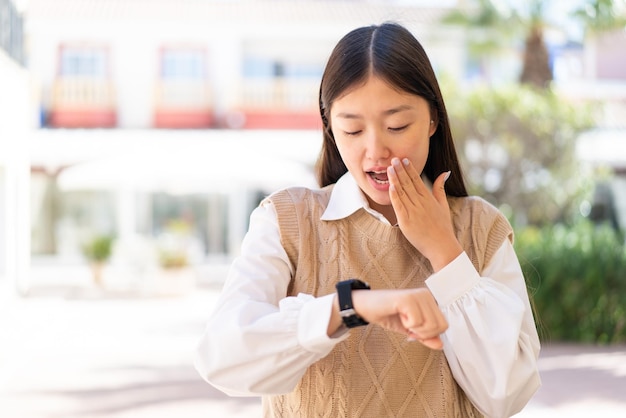 Bonita mujer china con reloj deportivo