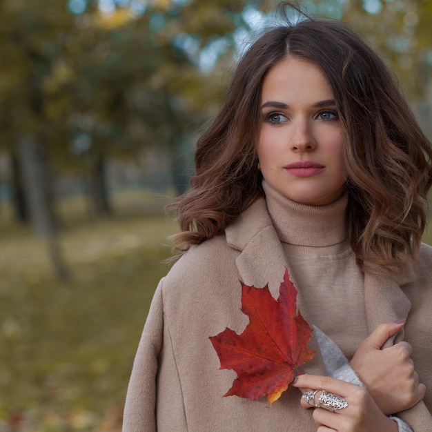 Bonita mujer en el frío día de otoño al aire libre