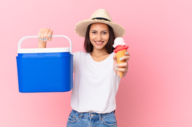 Bonita mujer hispana con un congelador portátil y un helado