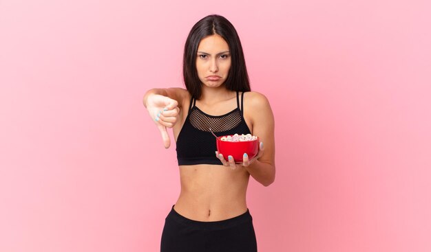 Bonita mujer hispana con un plato de desayuno dietético