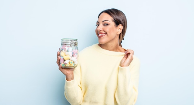 Bonita mujer hispana que parece arrogante, exitosa, positiva y orgullosa. concepto de caramelos de gelatina