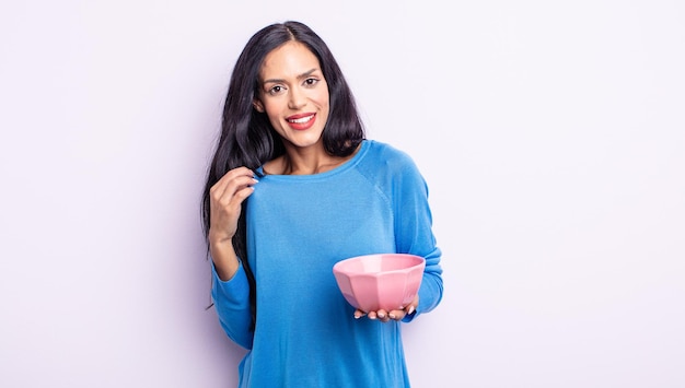 Bonita mujer hispana que parece arrogante, exitosa, positiva y orgullosa. concepto de cuenco vacío