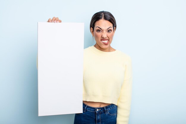 Bonita mujer hispana que parece desconcertada y confundida. concepto de espacio en blanco