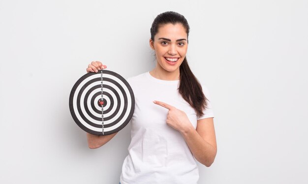 Foto bonita mujer hispana que parece emocionada y sorprendida señalando el concepto objetivo de sidearts