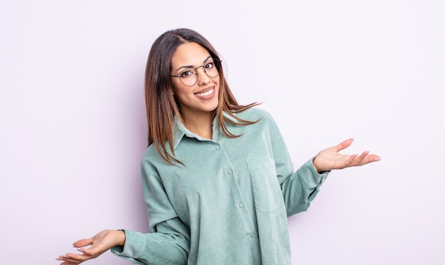 Bonita mujer hispana que parece feliz, arrogante, orgullosa y satisfecha de sí misma, sintiéndose como la número uno