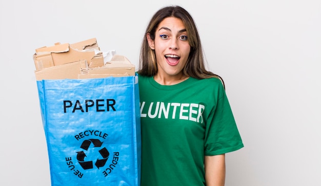 Bonita mujer hispana que parece feliz y gratamente sorprendida concepto de ecología