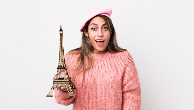 Bonita mujer hispana que parece feliz y gratamente sorprendida concepto de francia