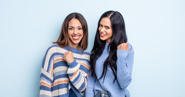 Bonita mujer hispana que se siente feliz y enfrenta un desafío o celebrando. concepto de pareja de amigos