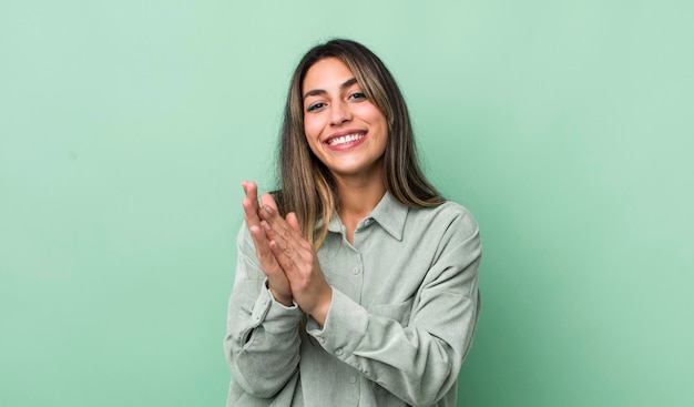 Bonita mujer hispana que se siente feliz y exitosa sonriendo y aplaudiendo diciendo felicitaciones con un aplauso