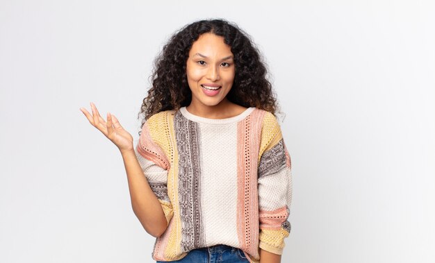 Bonita mujer hispana que se siente feliz, sorprendida y alegre, sonriendo con actitud positiva, dándose cuenta de una solución o idea