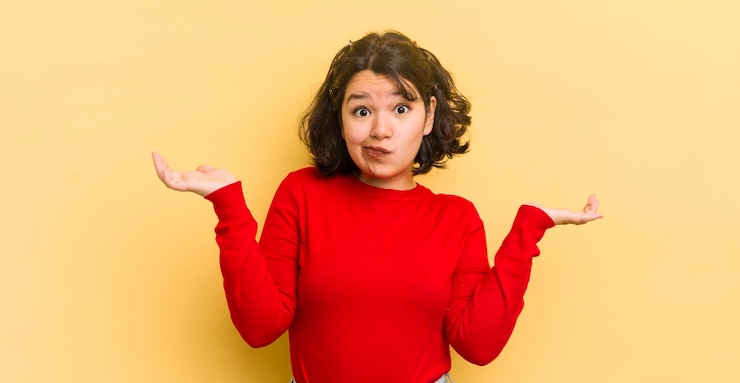 Foto bonita mujer hispana que se siente perpleja y confundida dudando de ponderar o eligiendo diferentes opciones con expresión divertida